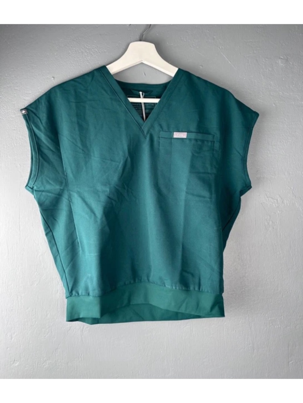 FIGS Women's Sz XS Green Relaxed Cropped V Neck Medical Nursing Scrub Top NWT
